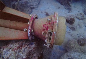 海中に沈んでいるのが発見された鹿児島県奄美大島名瀬港の灯台（提供写真）