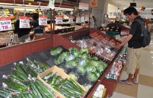 久しぶり商品が補充された生鮮野菜コーナーを眺める買い物客＝２日、Ａコープ和泊店