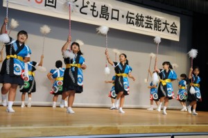 多彩な発表で地域住民を楽しませた瀬戸内町子ども島口・伝統芸能大会＝２７日、町きゅら島交流館