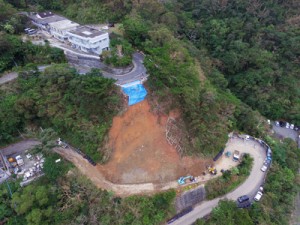 土砂崩れがあった現場＝６日午前１０時５０分ごろ、奄美市名瀬小浜町（小型無人機で撮影）