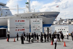 離島航路の事業者に引き渡された冷凍コンテナ＝２２日、鹿児島市の鹿児島新港