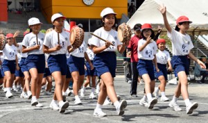 ヨコ長八月踊りの「ムチムレ」を歌いながら入場する児童たち＝１日、奄美市の名瀬小学校