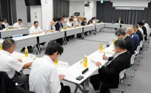 施設間搬送の在り方などについて議論を深めた奄美ドクターヘリ運航調整委員会＝２日、奄美市名瀬の県立大島病院