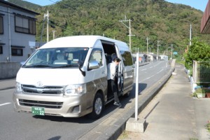 バス廃止路線で代替運行する大型タクシー＝１日、大和村