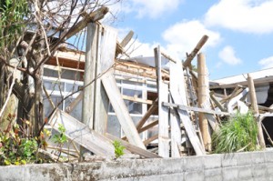 台風２４号の強風で損壊した空き家＝７日、知名町
