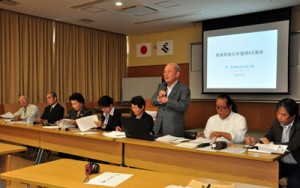 ７人のパネリストが奄美の自立について意見発表したシンポジウム＝１４日、奄美市名瀬