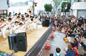 多くの見物客が見守る中、空手演武などが披露された特設舞台＝３日、奄美市名瀬