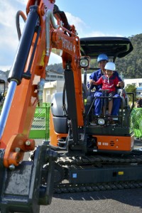 子どもたちがさまざまな職業体験をした「おしごとテーマパーク」＝１８日、名瀬港観光船バース