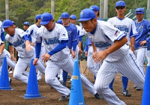 秋季キャンプをスタートさせたベイスターズの選手たち＝２日、名瀬運動公園市民球場