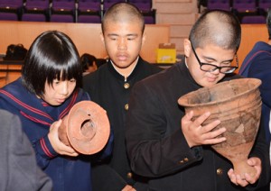 土器を興味深そうに観察する中学生＝１６日、宇検村