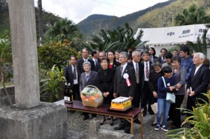 大島信生誕１６５年祭でその遺徳をしのぶ関係者＝２４日、龍郷町中勝の記念碑