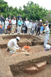 れんが積みの遺構などが出土した久慈の白糖工場跡＝２０１６年１０月、瀬戸内町