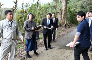 世界自然遺産候補地近くの林道を視察する奄美群島振興開発審議会の委員ら＝１９日、天城町三京