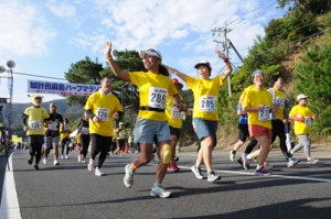 笑顔でスタートするハーフ種目の参加者ら＝１１日、瀬戸内町瀬相