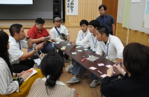 町の将来について語り合った瀬戸内町近未来会議＝１８日、町きゅら島交流館