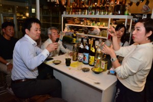 黒糖焼酎の飲み方や奄美の食材を使ったつまみなどを提案した石原さん（右）＝２４日、東京・吉祥寺