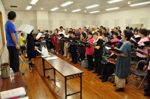 １８日の公演に向け練習に熱が入る合唱団員たち＝１１日、奄美市名瀬