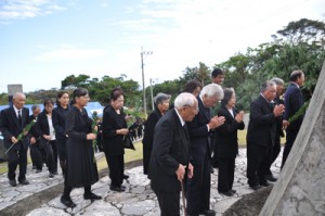 平和の塔に白菊を献花する遺族会ら参列者＝１６日、大山野営場