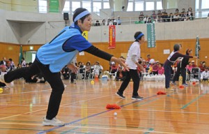 選手や応援団ら約１０００人で盛り上がった大島ブロックシルバースポーツ大会＝１日、龍郷町りゅうゆう館