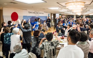住姫乃さんと平田まりなさんの「ワイド節」で盛り上がる会場＝１０月３１日、東京都千代田区