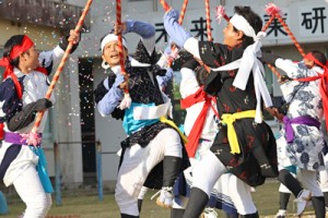 紙吹雪が舞う勇壮な棒踊り＝２５日、喜界町の旧荒木小学校