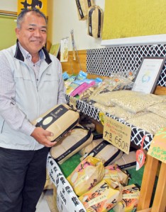 徳之島産のジャガイモの販路開拓に力を入れる迫田さん＝１０月１１日、伊佐市