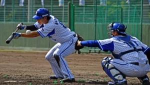 スクイズ練習に取り組む神里和毅外野手（左）＝１４日、名瀬運動公園市民球場