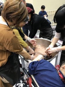 多くの来場者でにぎわった本場大島紬の泥染め体験ブース＝３日、福岡市（提供写真）