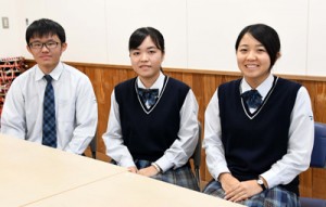 県高校美術展で上位に入賞した（右から）徳田さん、福さん、赤﨑さん＝１６日、徳之島高校