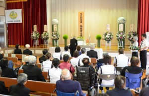 ３９１人の冥福を祈り、偏見のない社会づくりを誓った合同慰霊祭＝１５日、奄美市名瀬