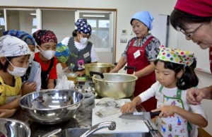 講師に教わりながらアオリイカを切る児童＝１７日、龍郷町りゅうがく館