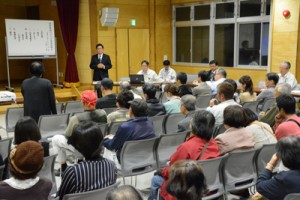 おがみ山バイパス事業の再開表明後、初めて開催された説明会＝２１日、奄美市名瀬