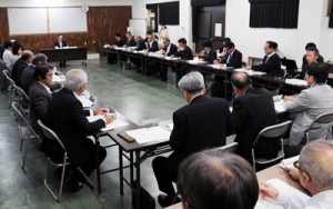 地域医療構想達成に向けた計画案などを承認した奄美保健医療圏地域医療構想調整会議＝７日、県大島支庁