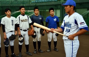 中学生にバッティングのアドバイスをする宮本内野手（右）＝１０日、名瀬運動公園市民球場