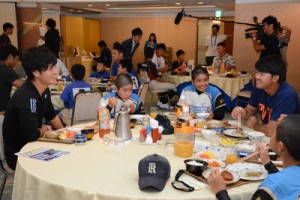 会食を楽しむ横浜ＤｅＮＡベイスターズの選手と児童ら＝１３日、奄美市内のホテル
