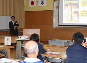 発掘調査の成果を報告した県立埋蔵文化センターの湯場﨑さん＝２２日、奄美市名瀬 