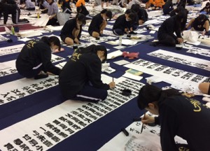  ５３５人で書道の腕を競った県揮毫大会＝６日、鹿児島市（提供写真）