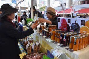 果樹の加工品も人気を集めた奄美のブース＝３０日、鹿児島市