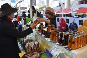 果樹の加工品も人気を集めた奄美のブース＝３０日、鹿児島市