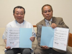 協定書に調印した泉浜里町自治会長（右）と杉本奄美病院名誉院長＝２１日、奄美市名瀬