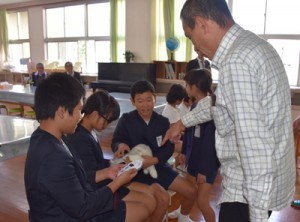 ぬいぐるみを使ってマイクロチップの読み取りを体験する児童ら＝７日、名音小学校