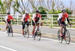 旅行商品造成に向け、島内をサイクリングする高さん（右から２人目）ら＝２２日、伊仙町阿三