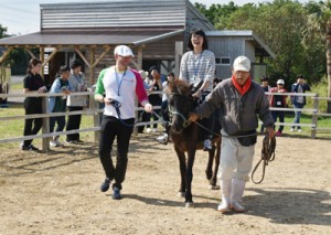 ②	乗馬体験などを行った奄美大島ＦＡＭトリップ＝１８日、奄美市笠利町のあやまる牧場