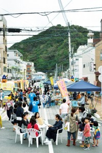 幅員が広がった都市計画道路も歩行者天国になり、軽トラ市などを開催＝３日、奄美市名瀬