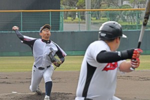 下方―住用戦で開幕した南海日日旗争奪地区野球大会＝２３日、名瀬運動公園市民球場