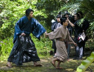 西郷隆盛役の鈴木亮平さんと愛加那役の二階堂ふみさん(左)の共演シーン＝３月１４日、奄美市笠利町