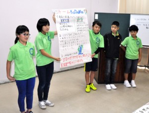 子ども世界自然遺産講座で学んだことなどを発表する子どもたち＝１５日、奄美市名瀬の奄美博物館