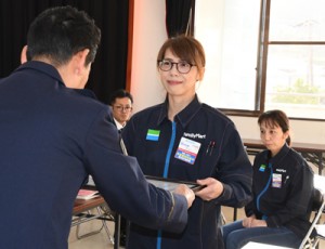 市野署長から感謝状を受け取るファミリーマート瀬戸内店の田井店長＝２７日、瀬戸内署