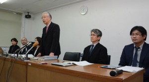 中学１年生の自殺について調査報告を作成、会見する第三者委員会の内沢委員長（右から３人目）＝９日、奄美市役所