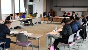 推薦書の修正案が示された世界自然遺産候補地地域連絡会議の徳之島部会＝１３日、天城町役場